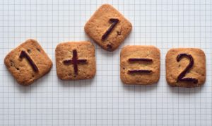 Photo de biscuits sur lequel est inscrit 1 + 1 = 2