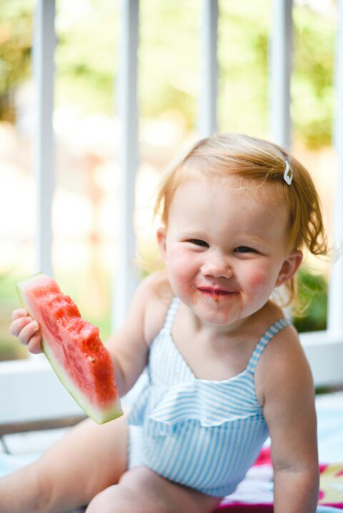 Bébé mangeant une pastèque