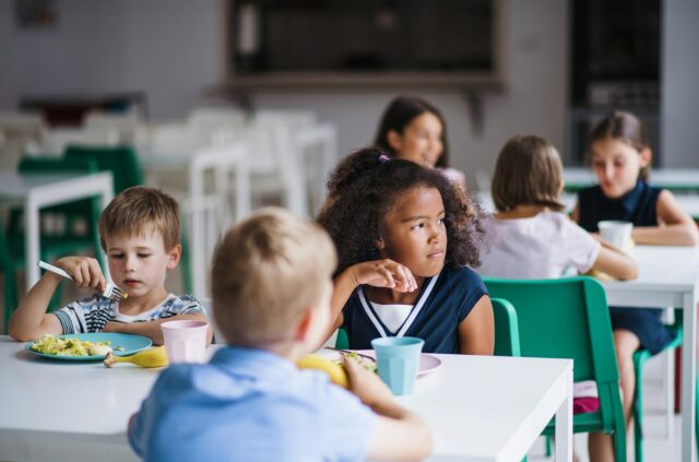 Enfants à la cantine