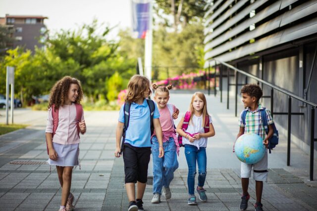 Enfants allant au collège