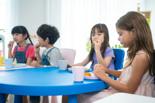 Enfants à la cantine