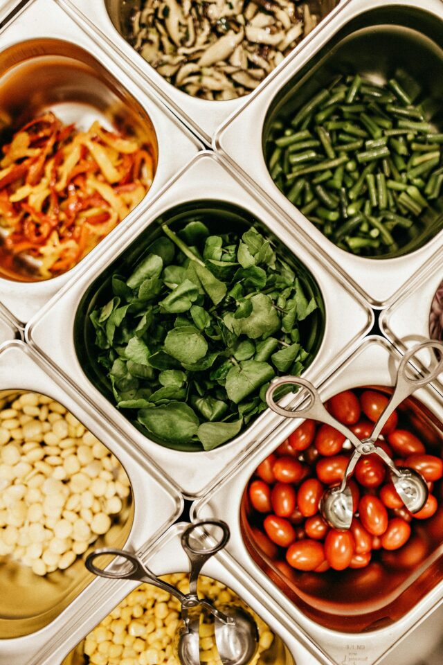 Plat dans des bacs en inox qu'on trouve dans les restaurants collectifs