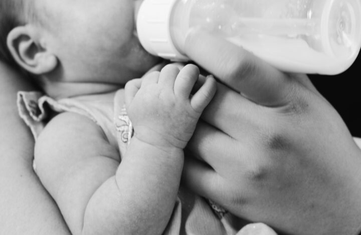 Bébé au biberon