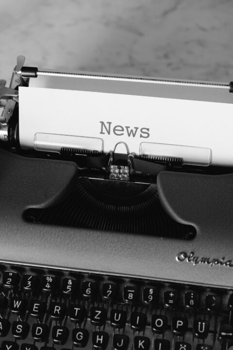 Machine à écrire ancienne avec papier mentionnant "News"