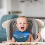 Bébé réjouit devant une nourriture variée