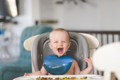Bébé réjouit devant une nourriture variée
